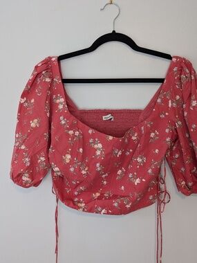 Adorable pink floral Abercrombie peasant blouse crop top